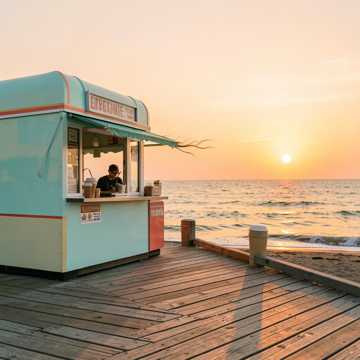 夏天海边吹着风